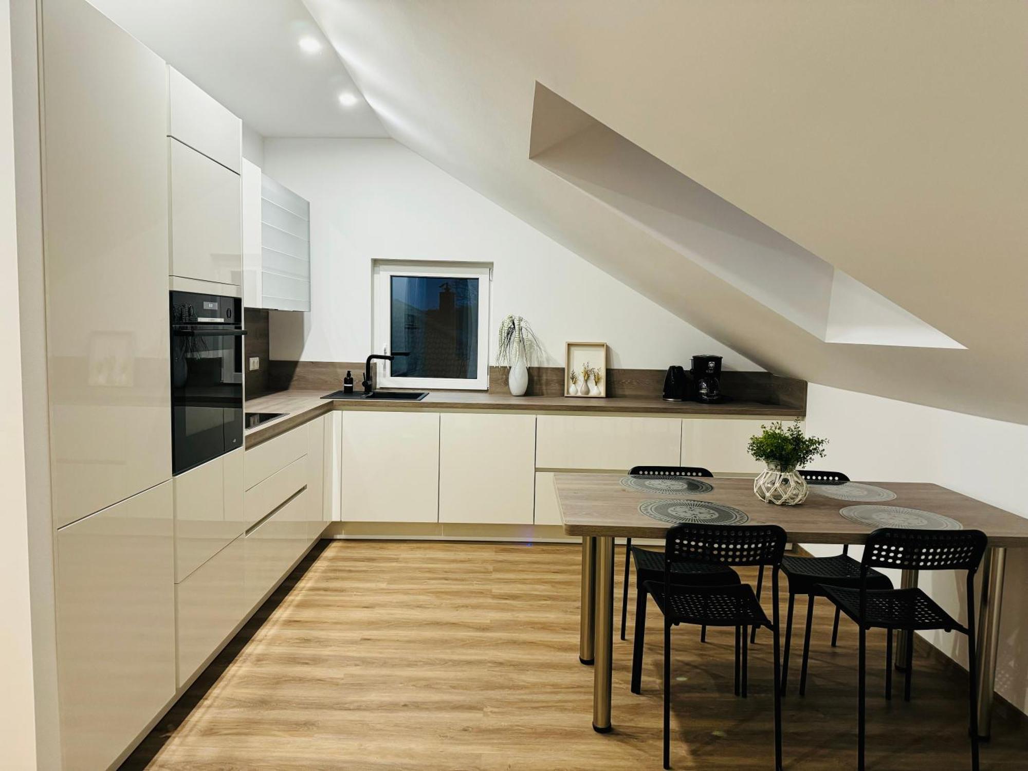 Wunderschoene Moderne Mit 2 Schlafzimmern *